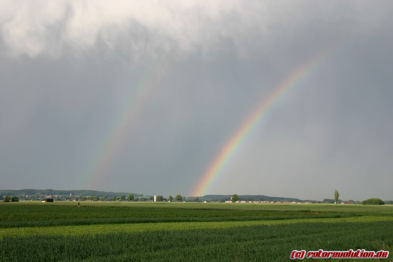 Ein Stück Regenbogen zwischen Himmel und Erde