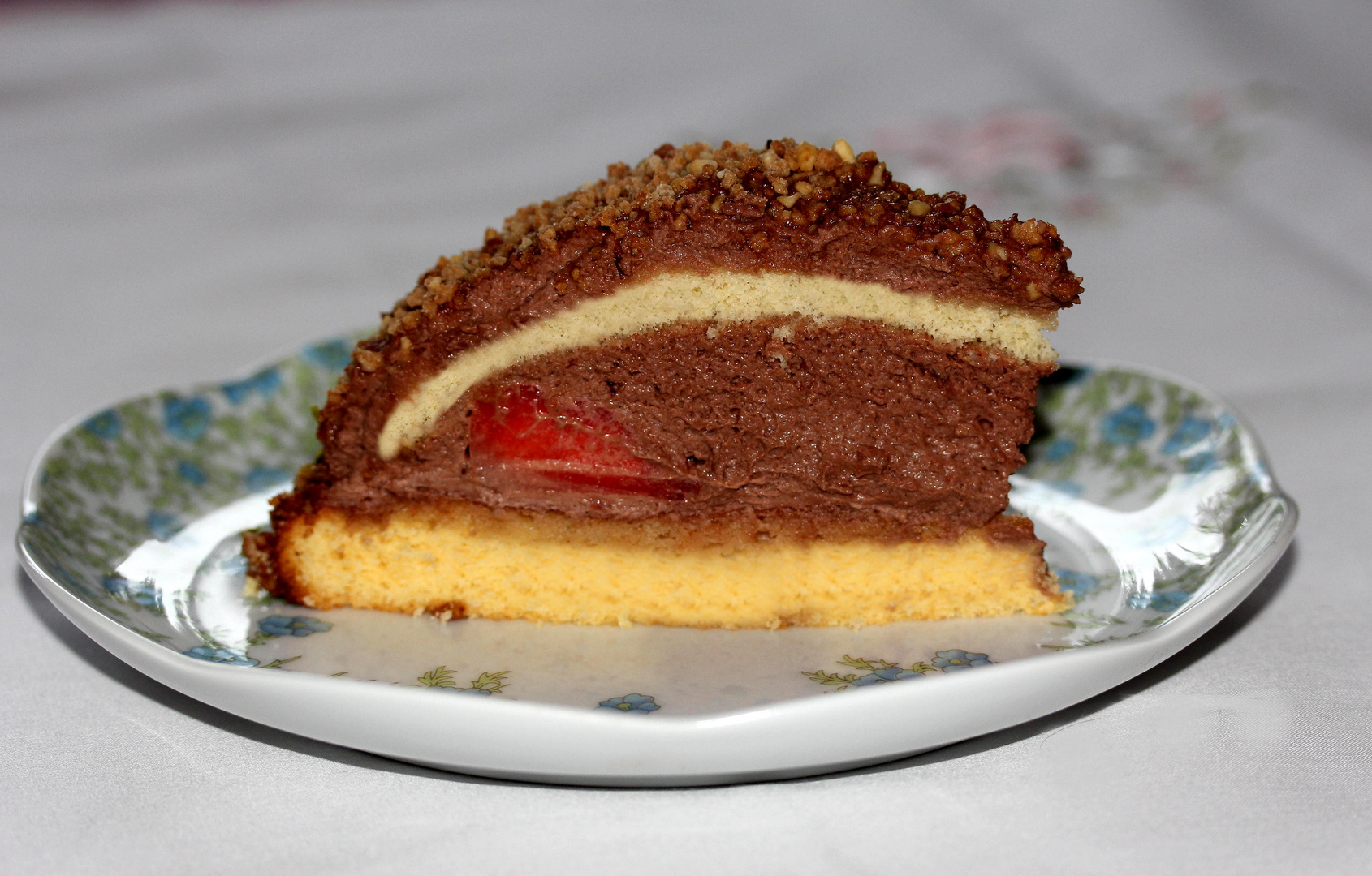 Ein Stück Schokisahne mit Erdbeeren