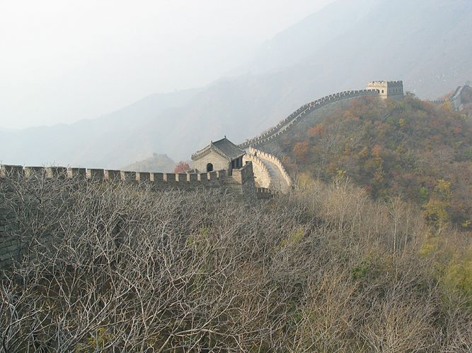 ein Stückchen Mauer im Herbstgewand