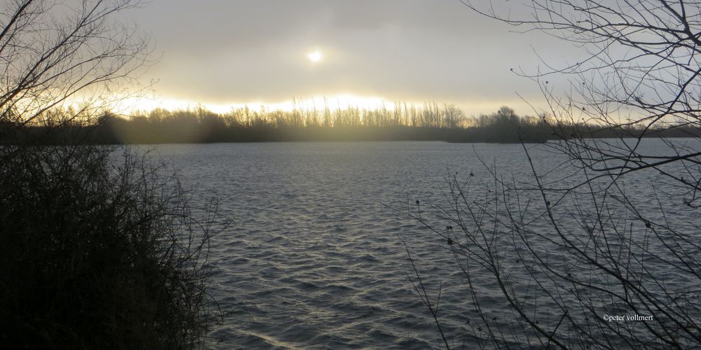 ein Sturm zieht auf, schwere Wolken verbergen die Sonne