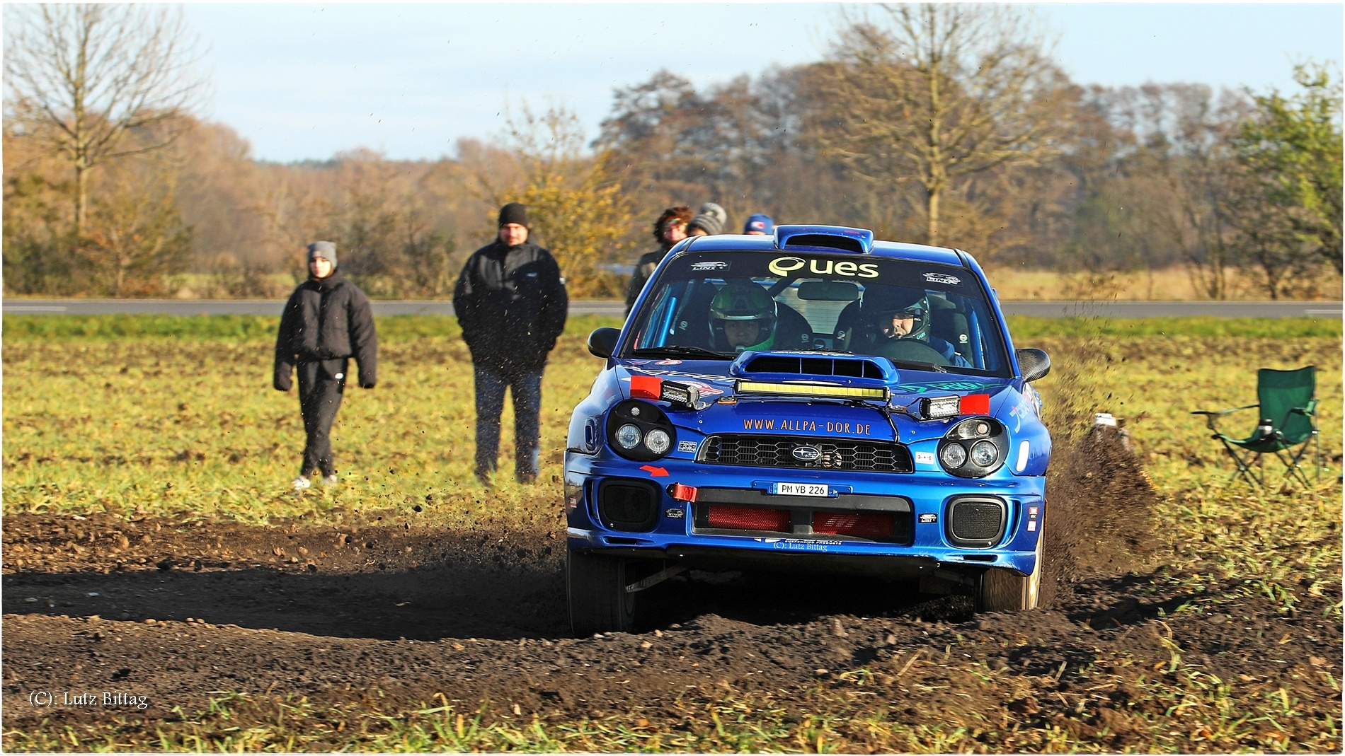 Ein Subaru auf dem Acker