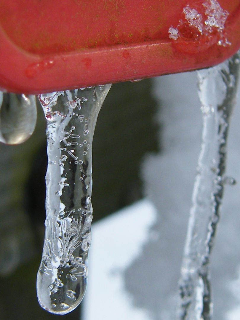 ... ein süßer kleiner Eiszapfen - na klar ... aber wo hängt er dran? ... gelöst von @Marc