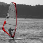 Ein Surfer auf der Krombachtalsperre