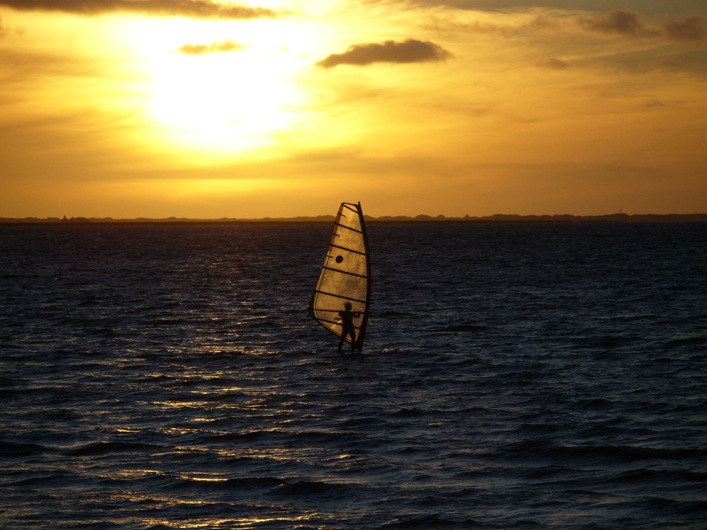 Ein Surfer im Sonnenuntergang !