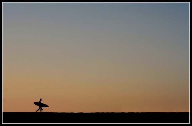 Ein Surfer in der Abenddämmerung