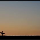 Ein Surfer in der Abenddämmerung