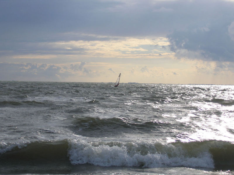 Ein Surfer in Thiessow