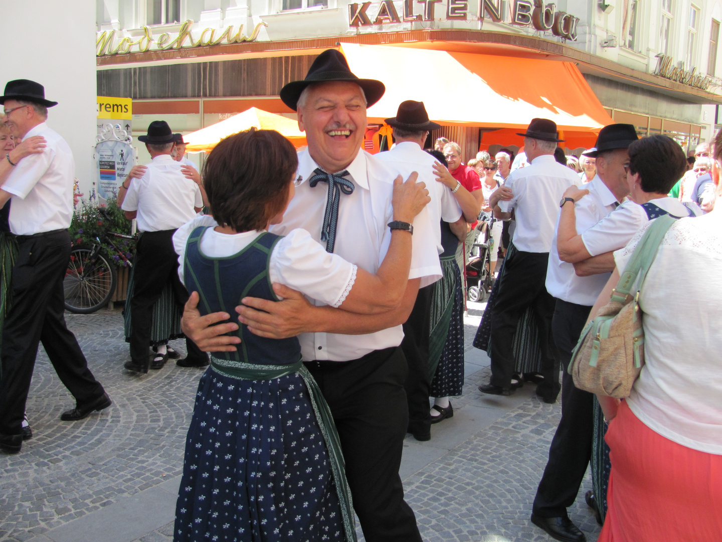 ein Tänzchen am Kirtag