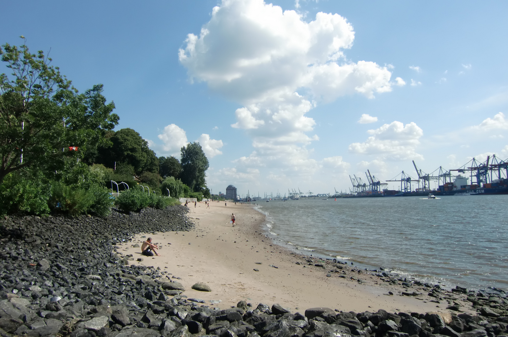 Ein Tag am Elbstrand in Hamburg