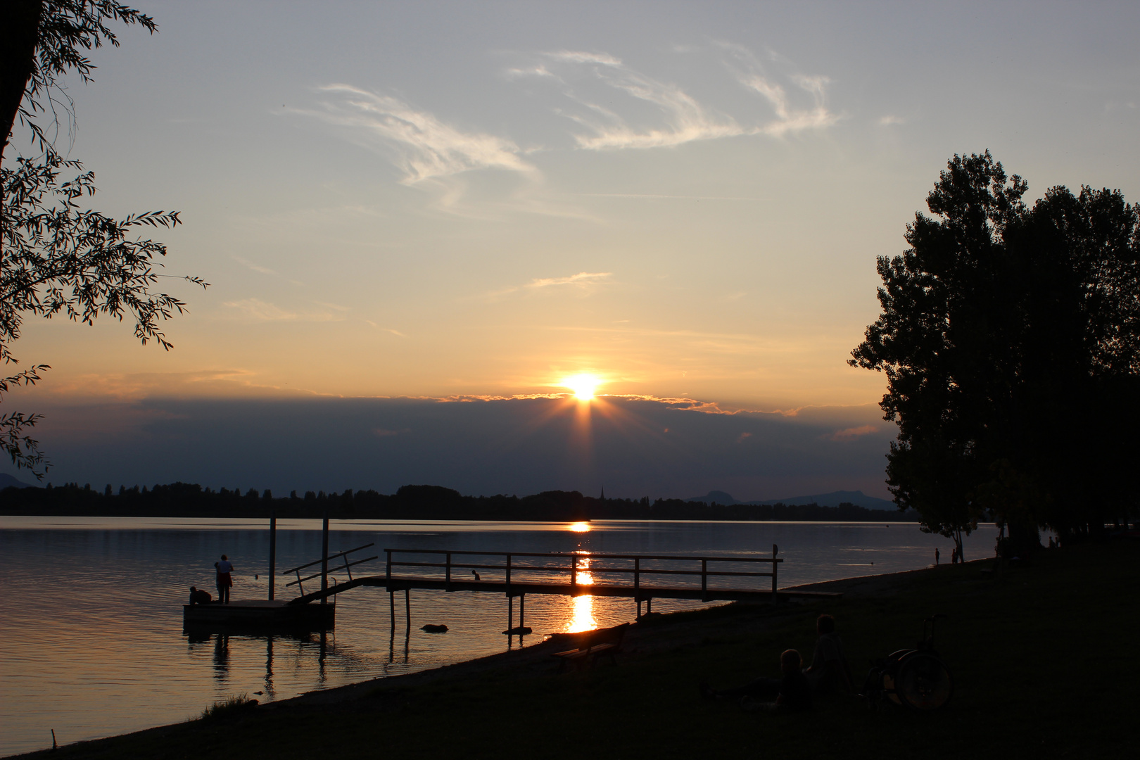 Ein Tag am See geht zu Ende .