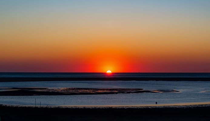 Ein Tag geht am Meer