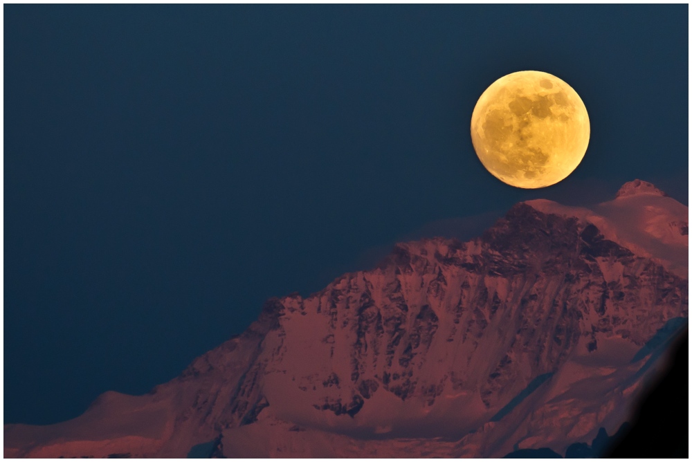 ein Tag vor Vollmond über der Jungfrau