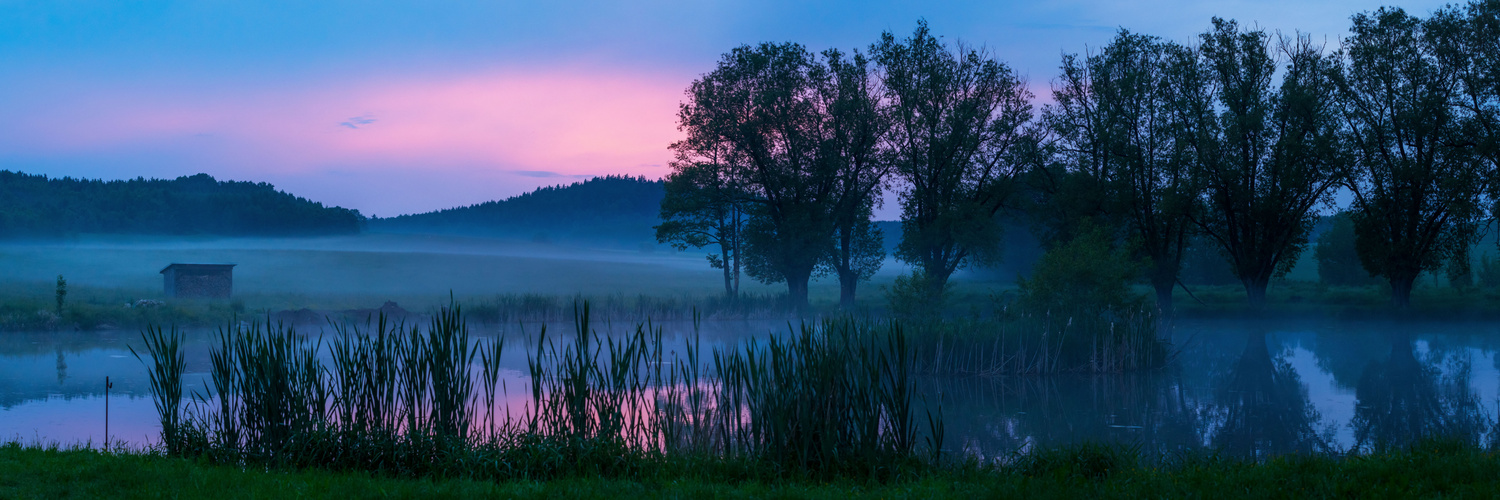 Ein Teich am Abend