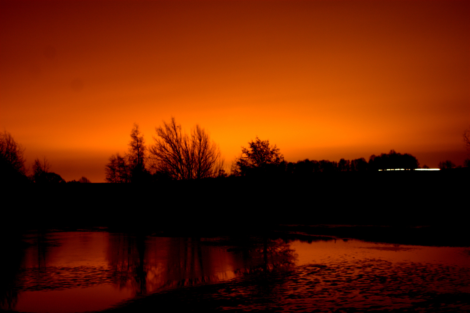 Ein Teich in rot