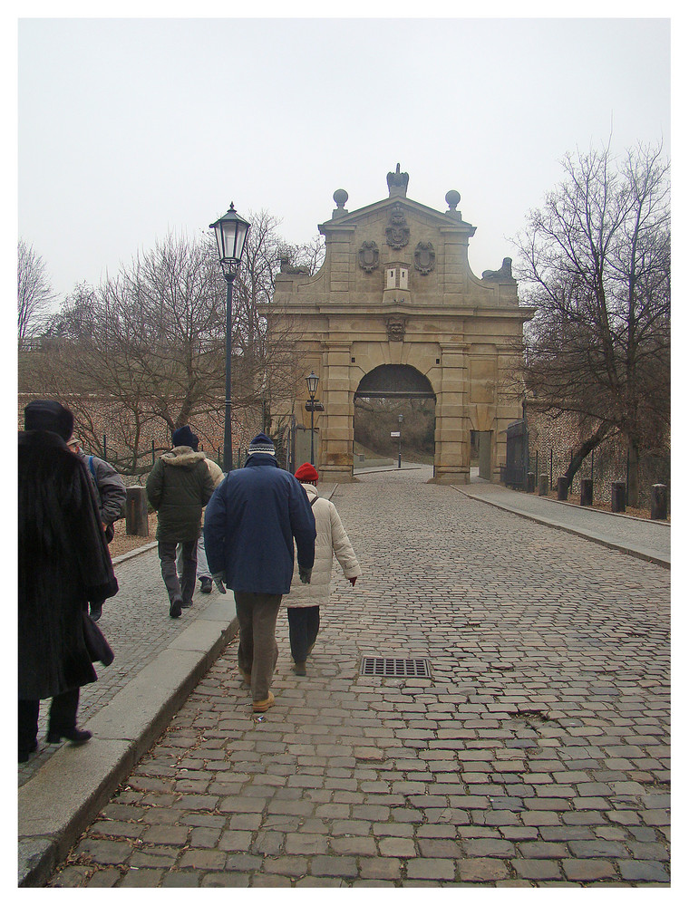 Ein teil der gruppe bewegt sich in richtung Vysehrad zu - nun zur kurzen erklärung -