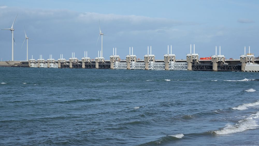 Ein Teil der niederländischen DELTA-Küstenschutzanlage, hier ein Teil des Oosterschelde-Sperrwerks.