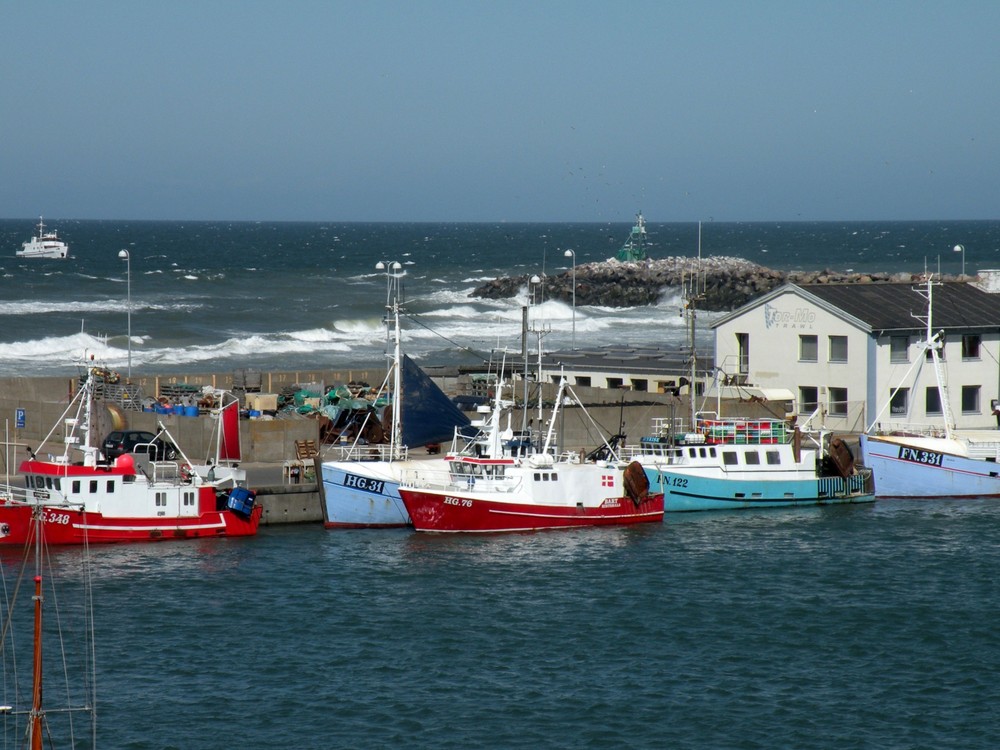 Ein Teil des Hafens von Hirtshals mit Blick auf bewegte See und Hafeneinfahrt