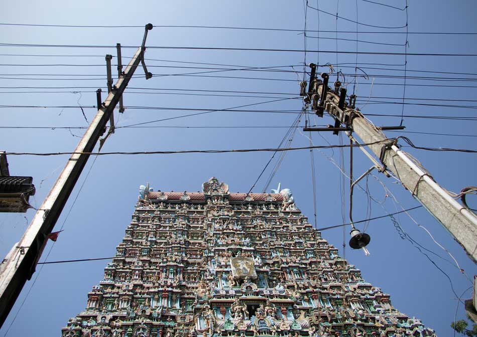 Ein Tempelturm des Shri Minakshi-Tempels in Madurai ...