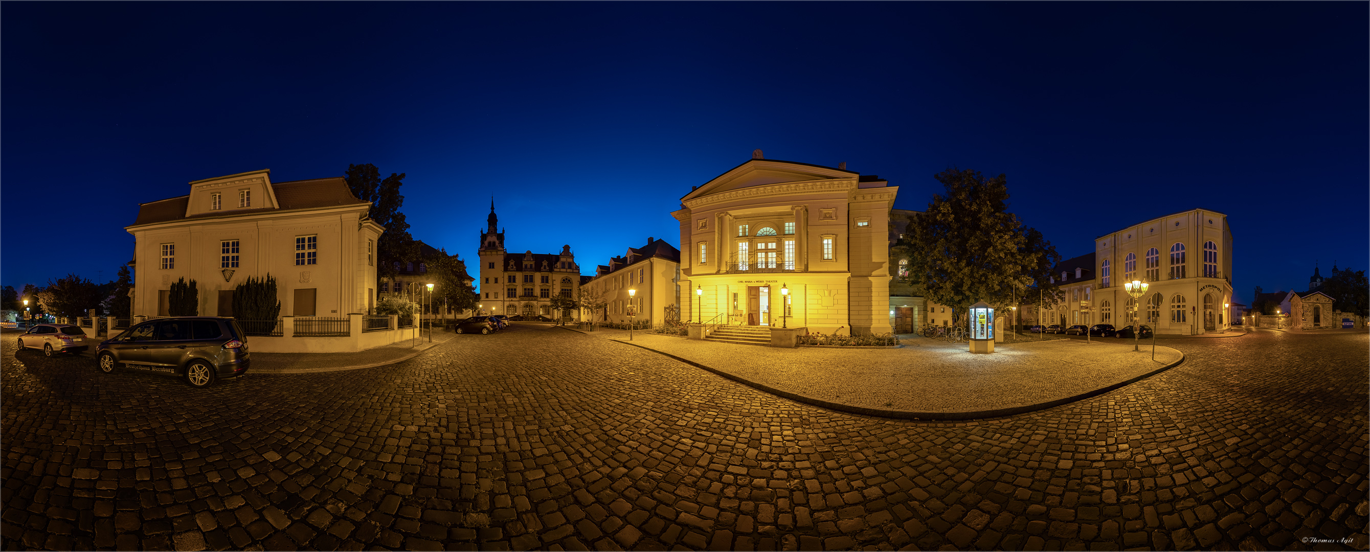 Ein Theater mit dem Rathaus...