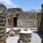 Ein Thermopolium im antiken Herculaneum am Fuße des Vesuv