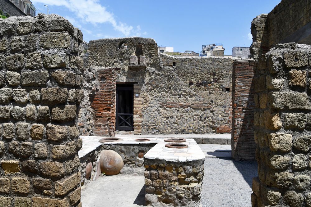 Ein Thermopolium im antiken Herculaneum am Fuße des Vesuv