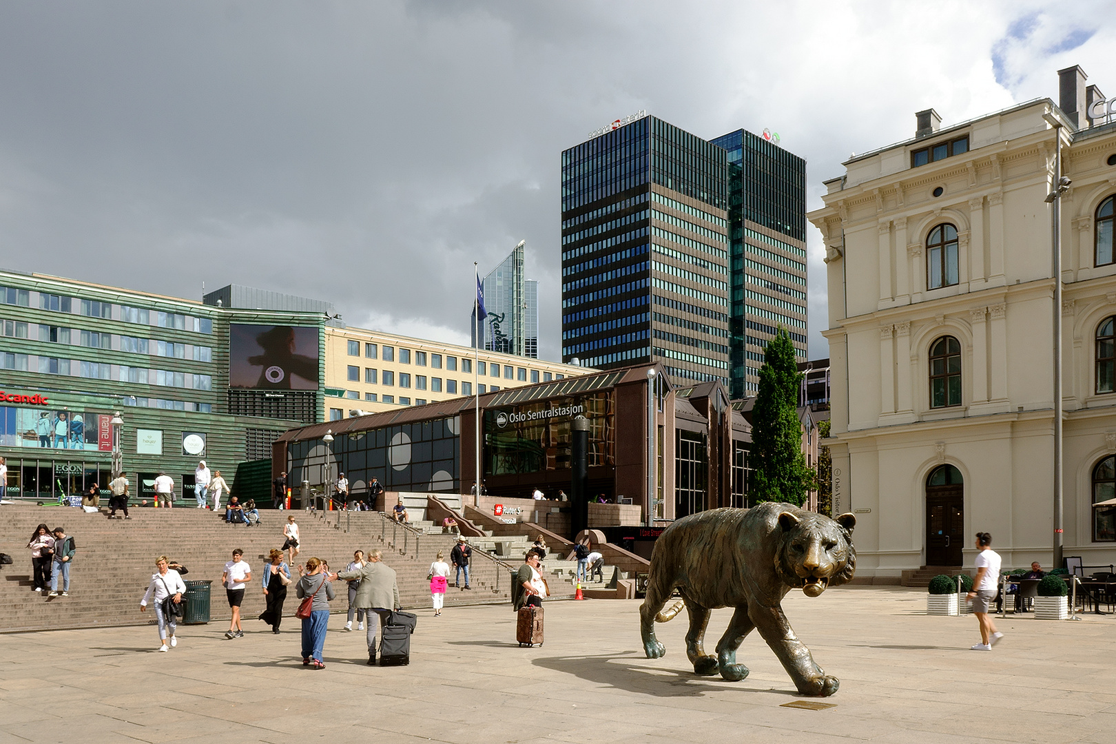 ein Tiger am Bahnhofvorplatz in Oslo