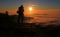 ...ein Tisch, ein Fotograf und das Wolkenmeer .....