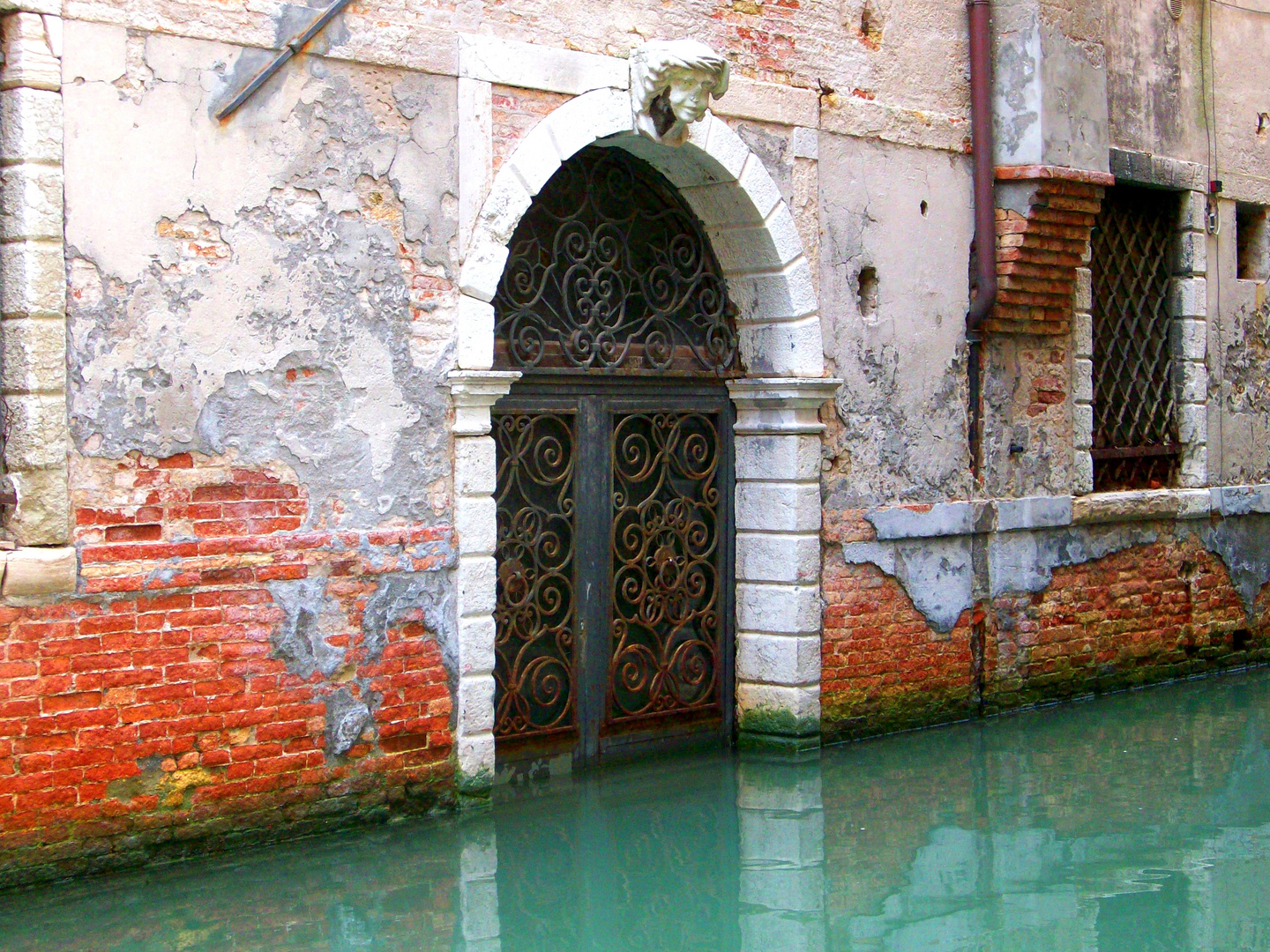 Ein Tor in Venedig