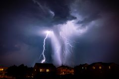 Ein Tornado von Blitzen erleuchtet