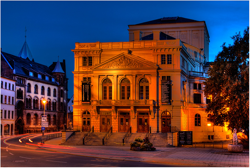 "Ein Toter kam ins Opernhaus"  / Earl Warren