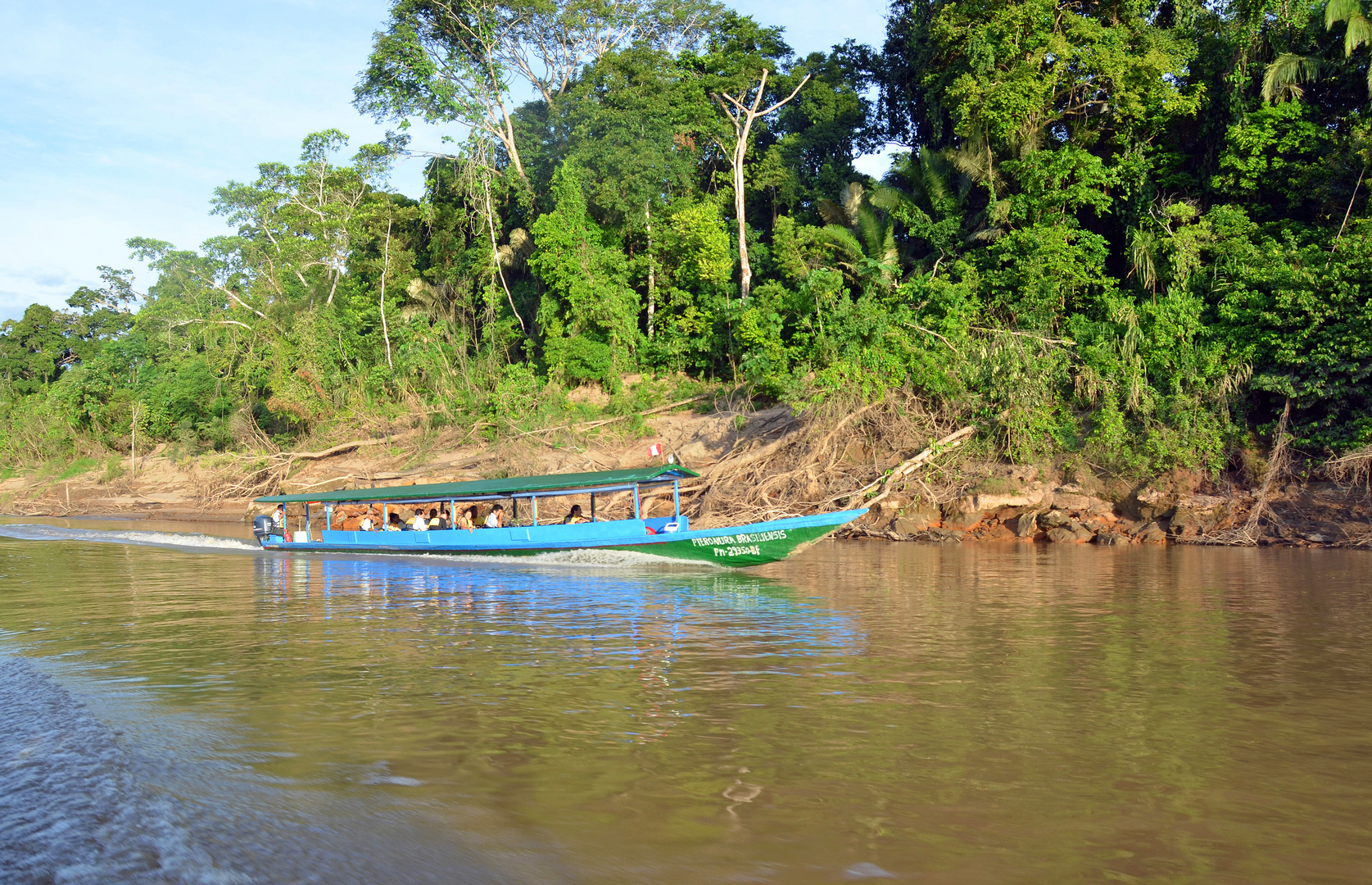 Ein Touristenboot auf dem Rio Tambopata