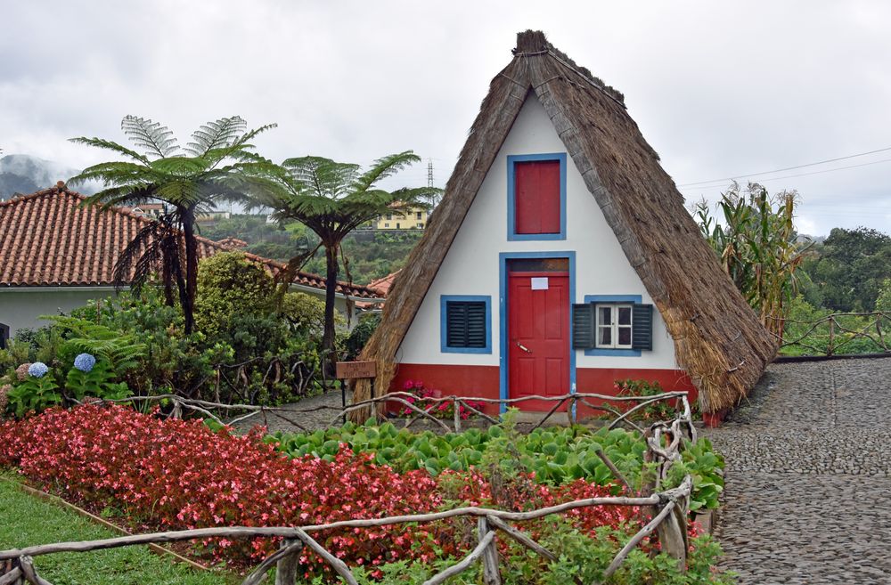 Ein traditionelles Strohhaus in Santana auf Madeira