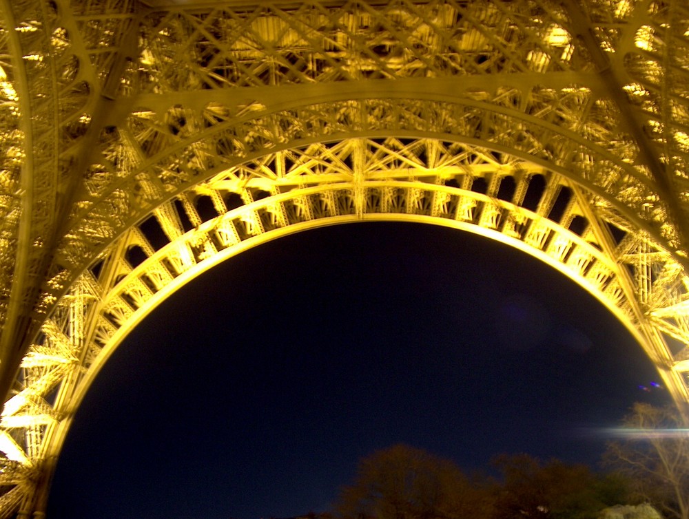 Ein tragender Bogen des Eiffelturmes.