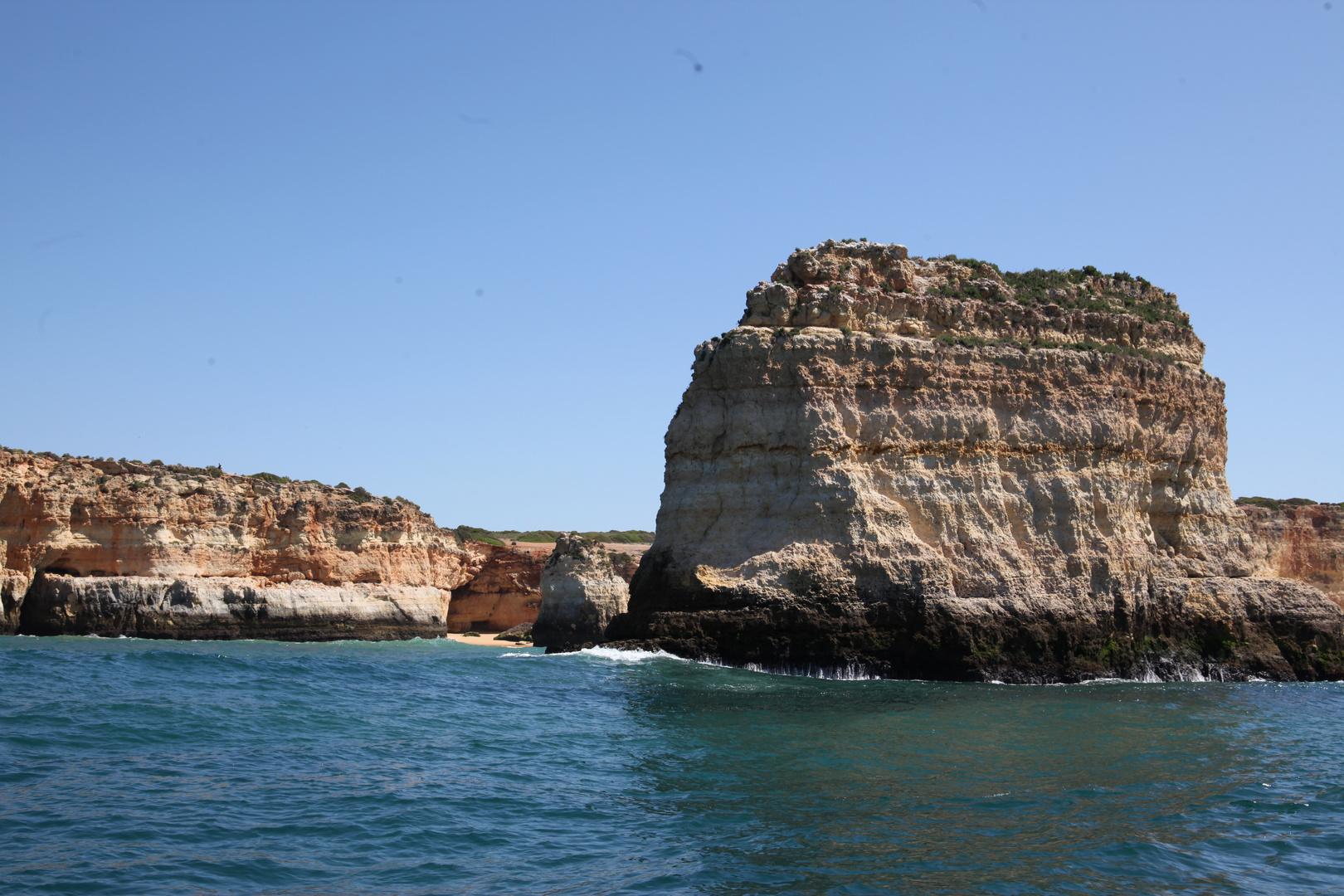 Ein Traumhafter Felsen am Strand von Portugal.