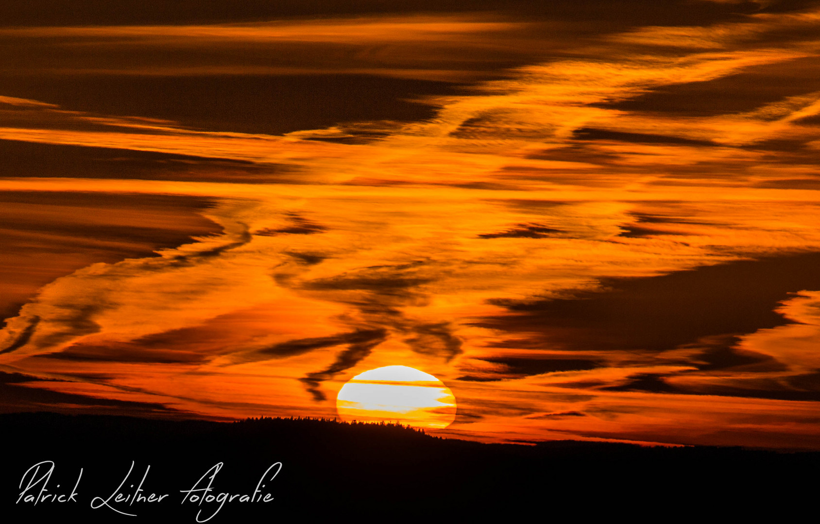 Ein traumhafter Sonnenaufgang im Bayerischen Wald .