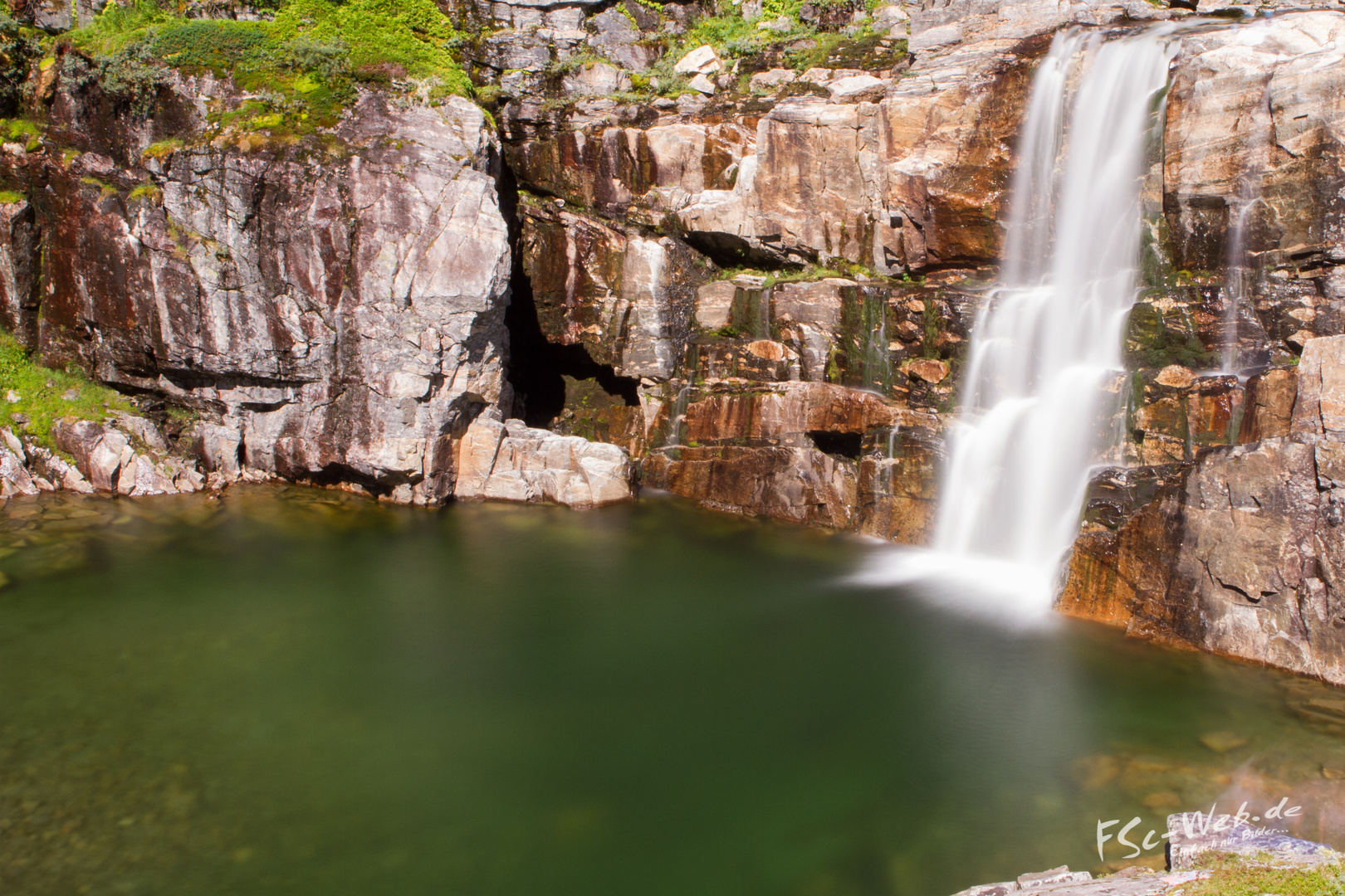 Ein Traumhafter Wasserfall mitten in Norwegen