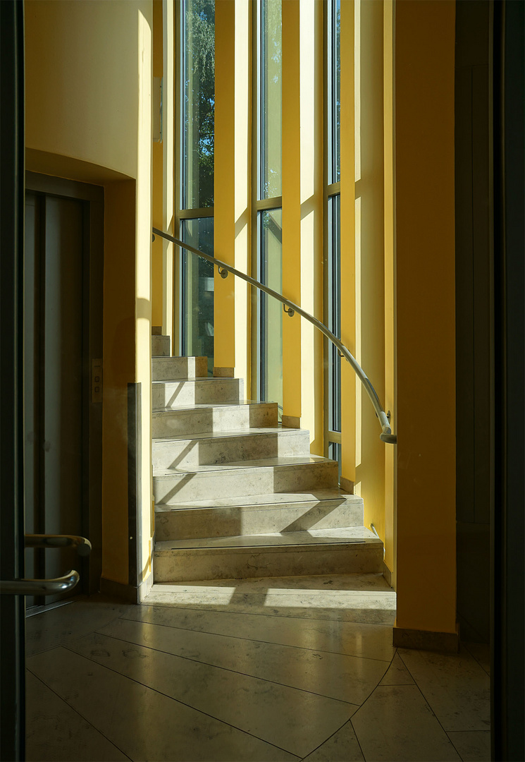 Ein Treppenaufgang im Sonnenlicht