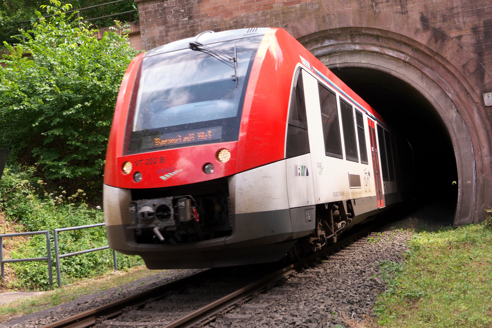 Ein Triebwagen kommt aus dem Tunnel bei Frau Nauses