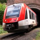 Ein Triebwagen kommt aus dem Tunnel bei Frau Nauses