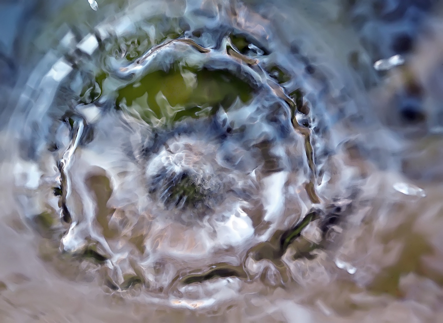 Ein Tropfen bewegt die Oberfläche des Wassers. (Foto 1) - L'effet d'une goutte tombée dans l'eau.