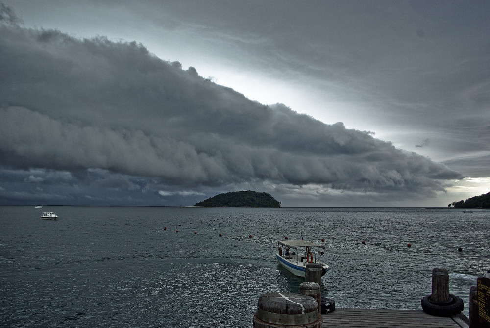 Ein tropischer Gewittersturm vor Kota Kinabalu / Borneo (2)