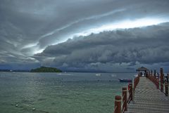 Ein tropischer Gewittersturm vor Kota Kinabalu / Borneo