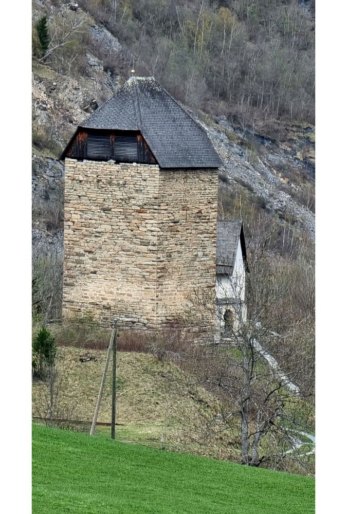 Ein trutziger Kirchturm mit viel Geschichte