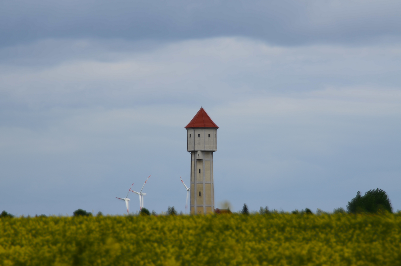 Ein Türmchen steht im Felde, ganz still und stumm