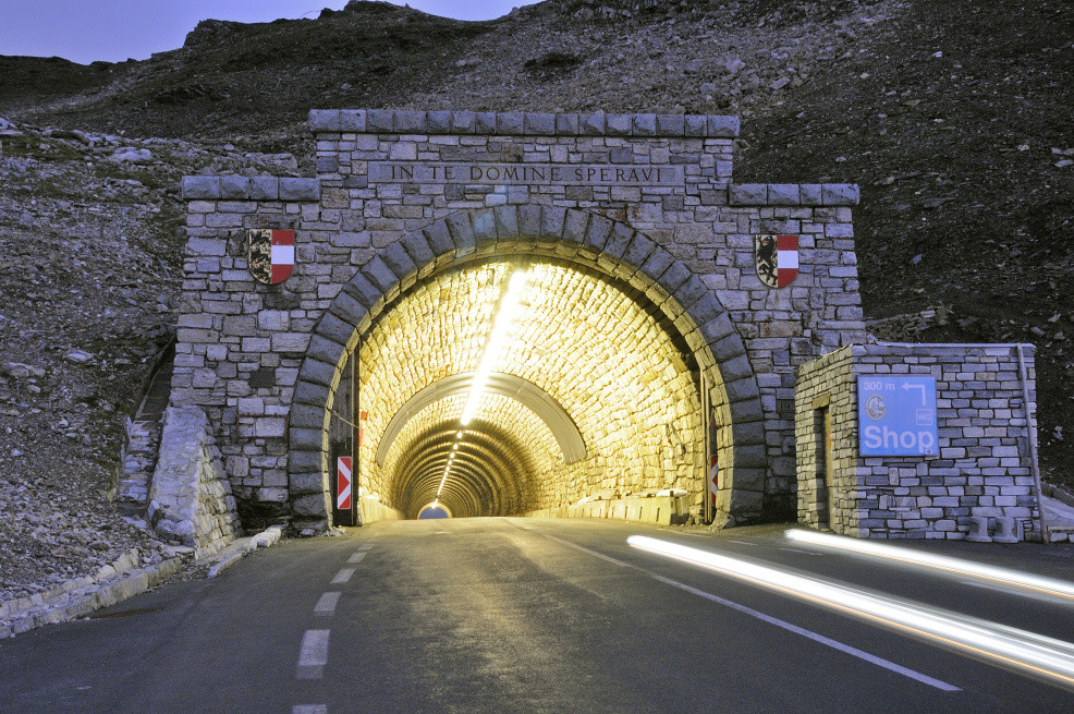 Ein Tunnel in den Alpen