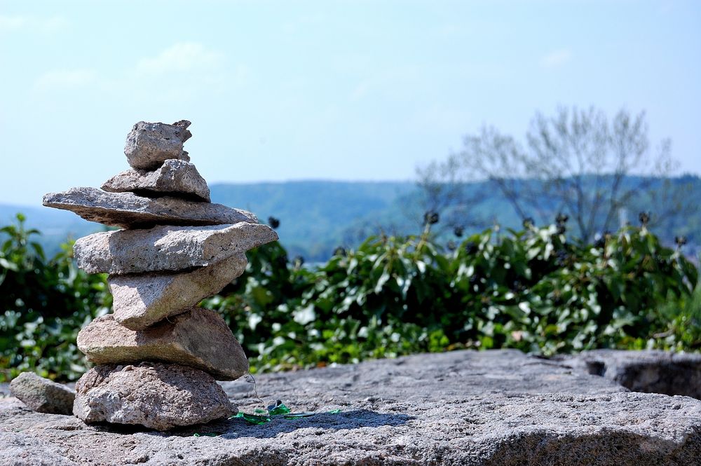 ein Turm aus Steinbrocken