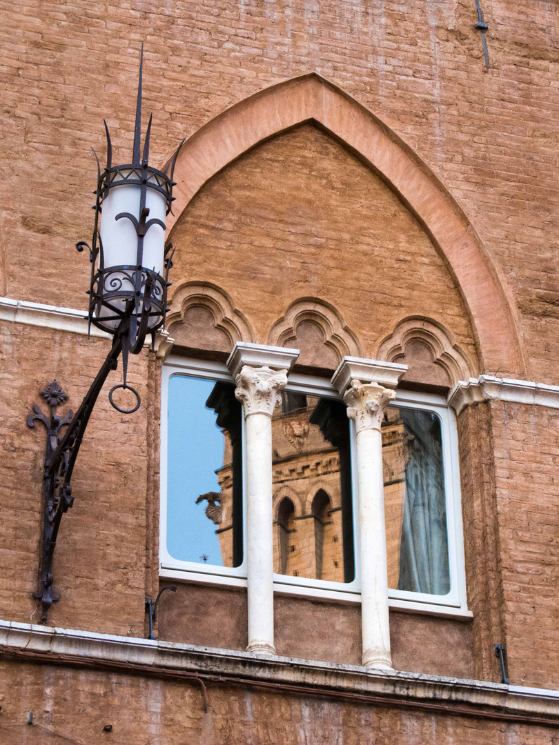 Ein Turm im Fenster