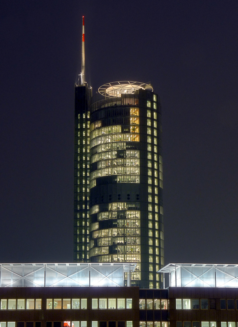 Ein Turm in der Stadt - RWE-Tower in Essen