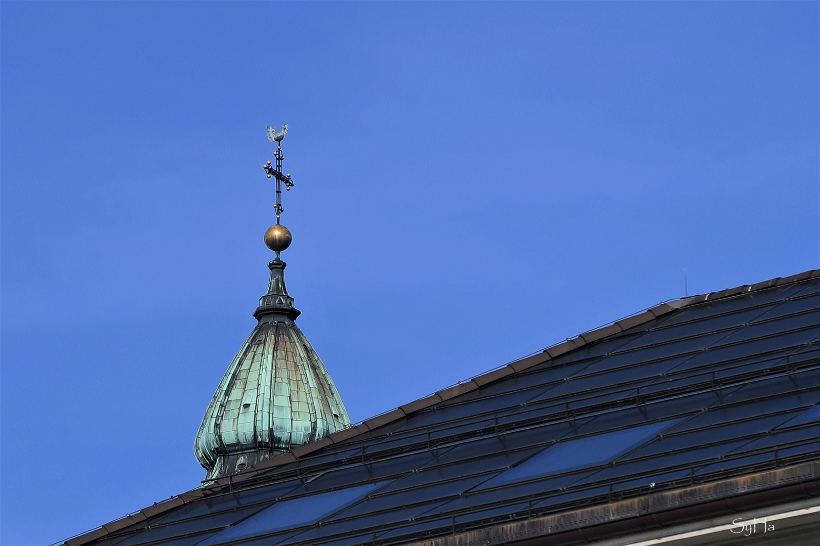 Ein Turm mit Kreuz und Hahn