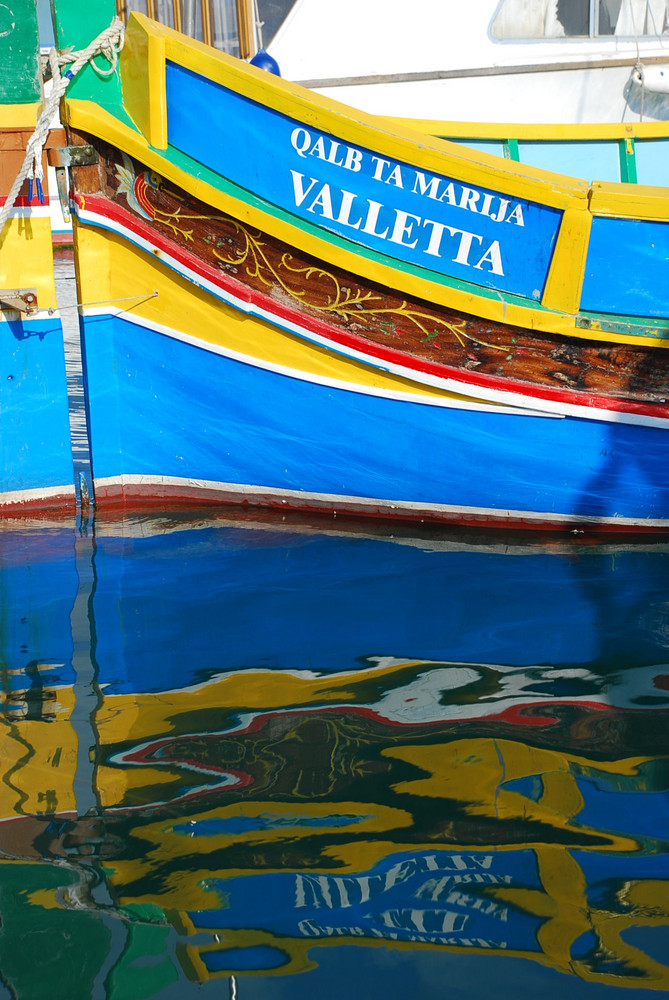 Ein typisches Fischerboot im Hafen von Marsaxlokk (MALTA)